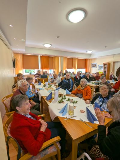 Bewohner sitzen am Tisch